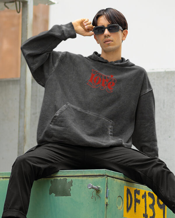 Bluza oversize z kapturem <br>Haft czerwone LOVE <br>Efekt sprania